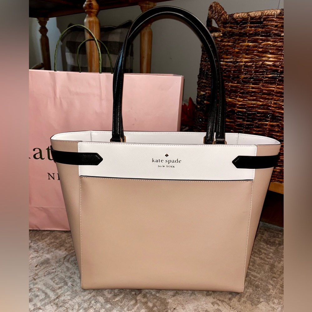 NWT! Kate Spade Laptop Tote
WKRU7098
colorblock saff
Warm beige (129) 129
Staci